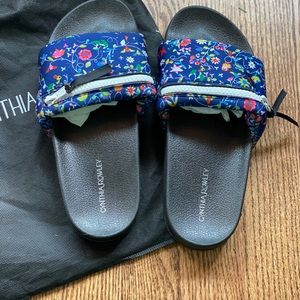 NEW Cynthia Rowley floral/navy pocket slides, US 7